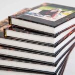 Detaliu copertă lucioasă și file rigide, album de absolvenți