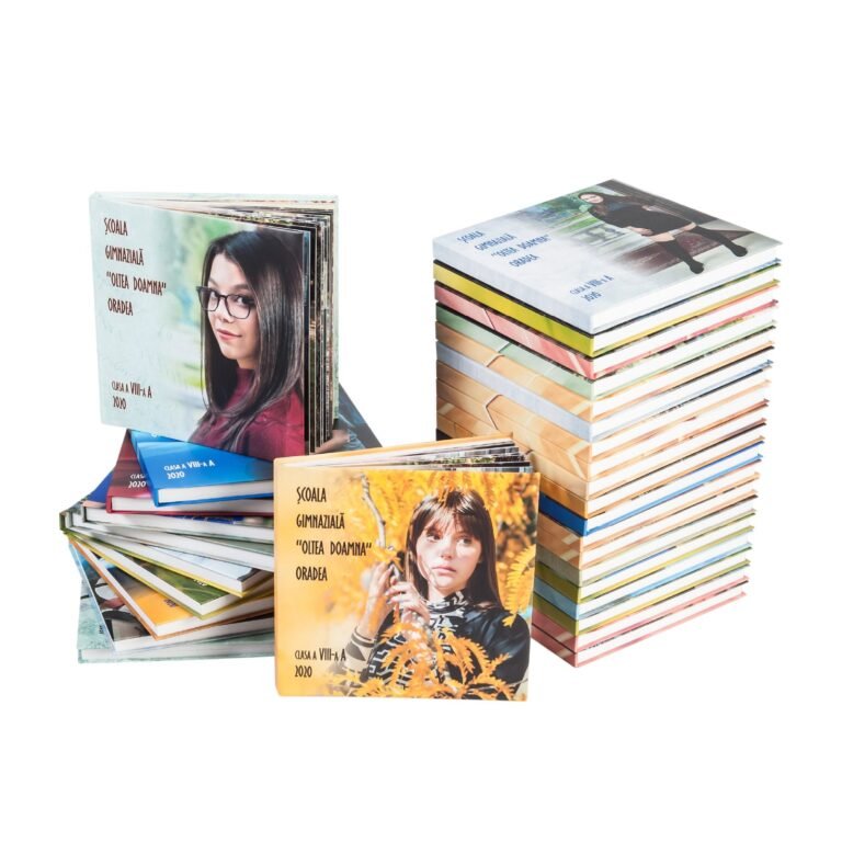 Colecție de albume de absolvenți cu copertă mată personalizată cu numele școlii și al clasei