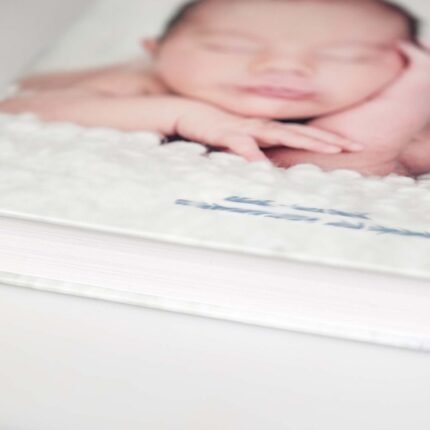 Album de botez hardcover cu fotografiile de la biserică și de la petrecere pe pagini duble