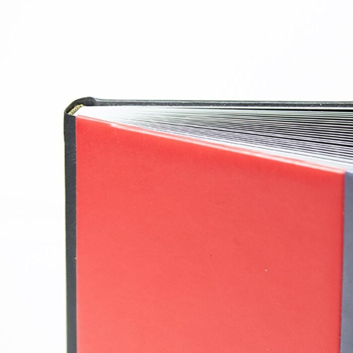 Detalle de la textura de ecopiel roja y la esquina redondeada del álbum