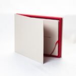 Album digital eco piele crem cu personalizare UV, scos din cutia de prezentare
