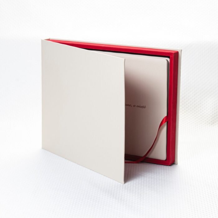 Album digital eco piele crem cu personalizare UV, scos din cutia de prezentare