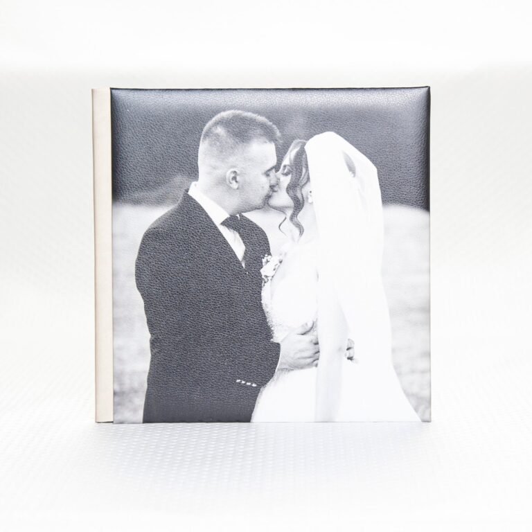 Album digital full foto cu fotografia mirilor alb-negru îmbrăcând toată coperta