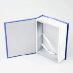 Caja para fotos abierta, con interior forrado de terciopelo y fotos 10×15